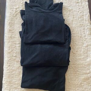 Beyond Yoga Black crop  Tops. Long sleeves